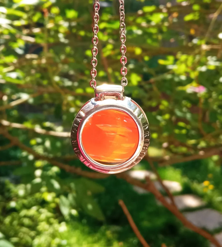 ciondolo di colore arancio